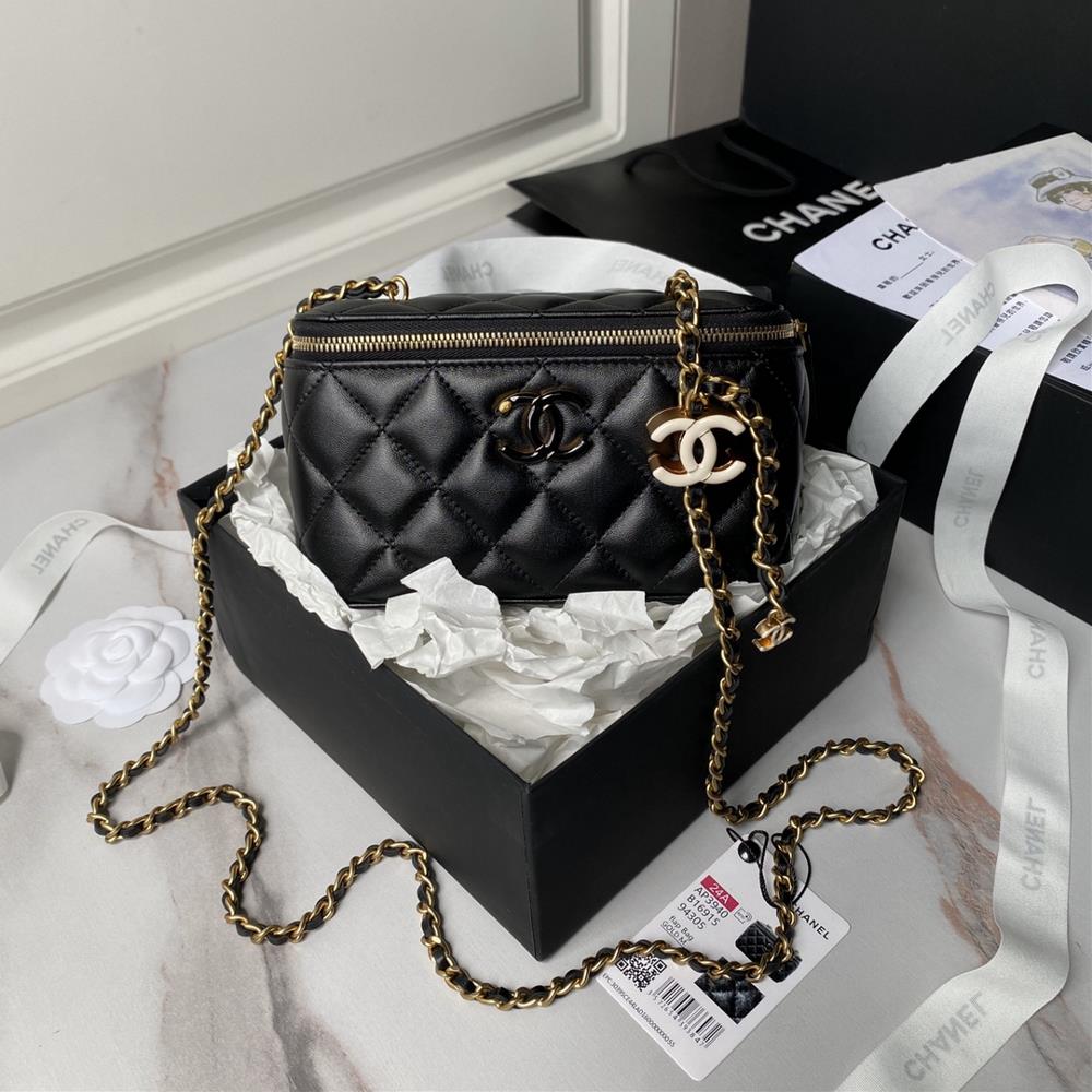 Chanel24A   The new makeup bag Ap3940 is compact and really exquisite The highvalue enamel logo with dual C adjustable buttons is a highlight I lov