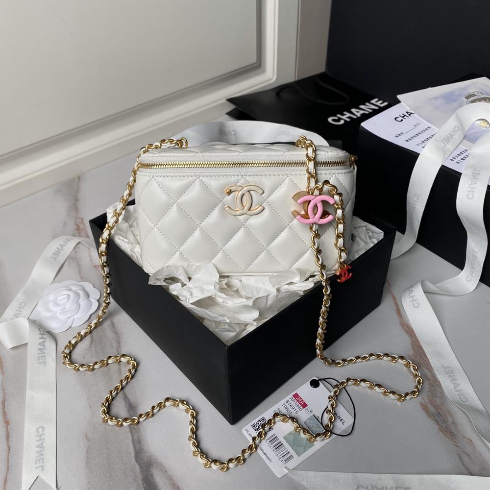 Chanel24A   The new makeup bag Ap3940 is compact and really exquisite The highvalue enamel logo with dual C adjustable buttons is a highlight I lov