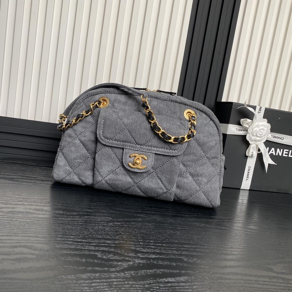 Chanel 24A denim AS4905 bowling ball has a very high and exquisite appearance and is durable It is full of surprises highend laziness and casual