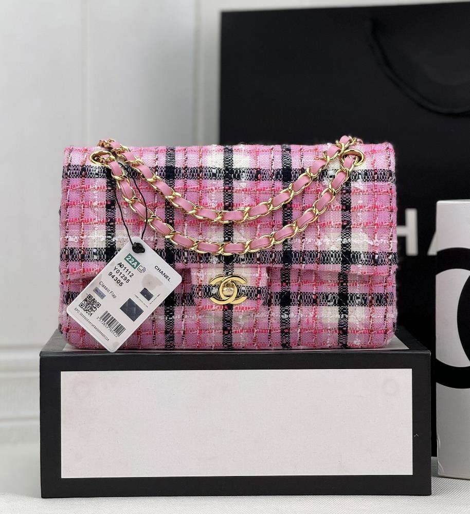 1112 Chanel CF woolen series is a bag that can be praised by all friends around It is elegant and not bad Look carefully every yarn is woven with