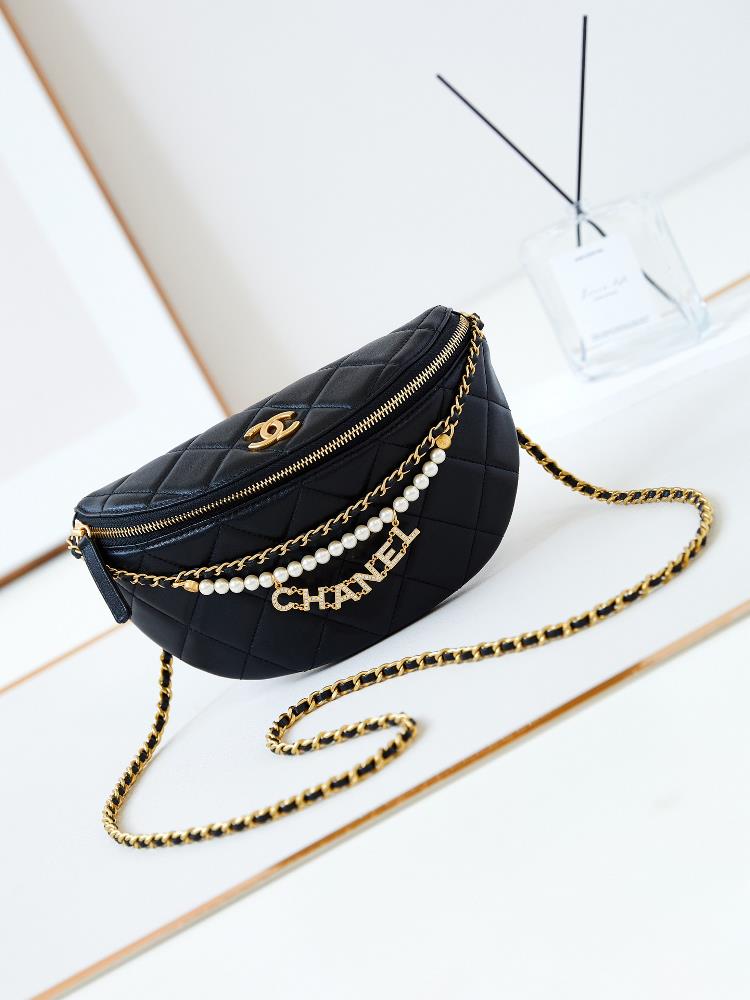 The 24A pearl chain waist bag with pearl Chanel letter pendant is super exquisite and futuristic with a super cool shoulder strap that is exquisite a