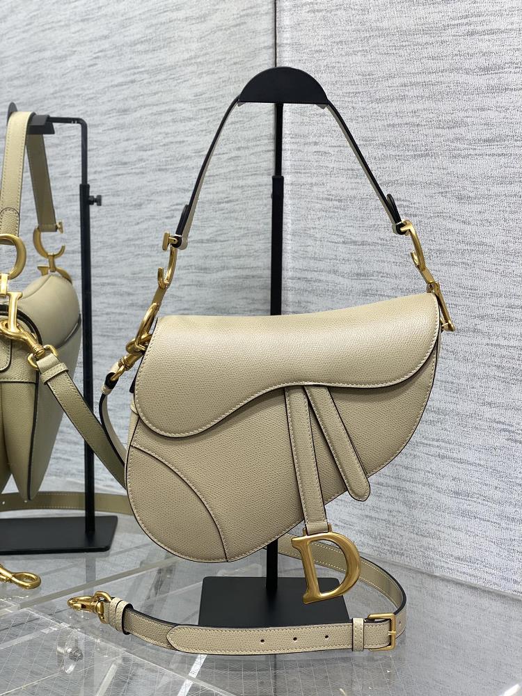 goods in stockThe king of classic saddle bags with apricot colored large shoulder straps whose status is unshakable and sweeping the entire fashion c