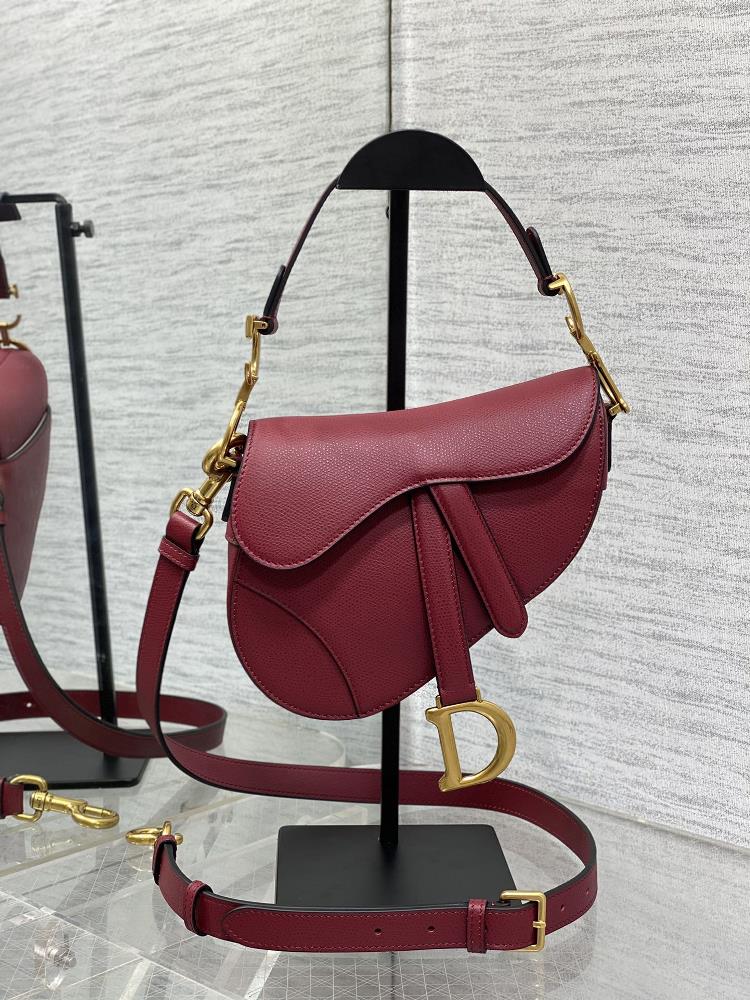 The classic saddle bag with wine red small shoulder strap the king of kings has an unshakable position and swept the entire fashion circle It is st