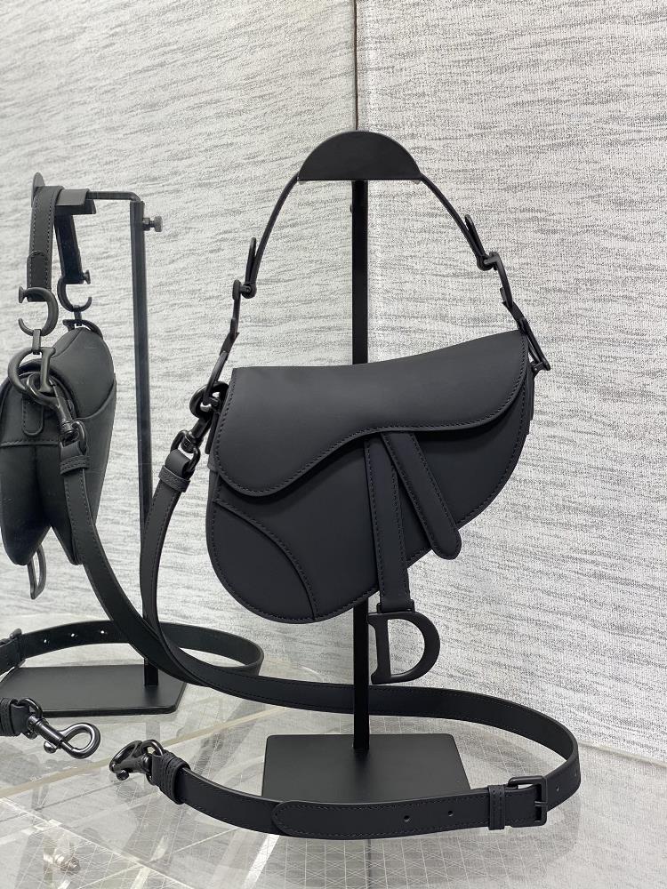 goods in stockThe classic saddle bag with black matte small shoulder strap the king of kings has an unshakable position and swept the entire fashion