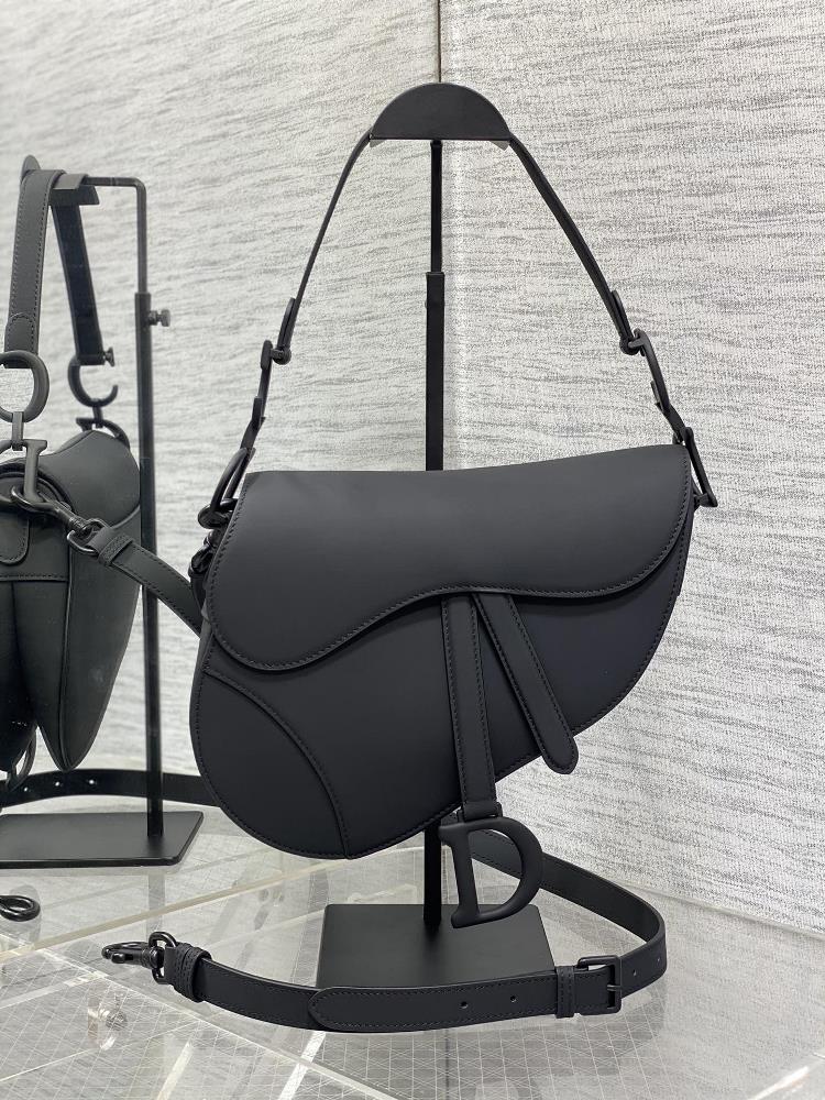 goods in stockThe king of classic saddle bags with black matte large shoulder straps whose status is unshakable and has swept the entire fashion circ