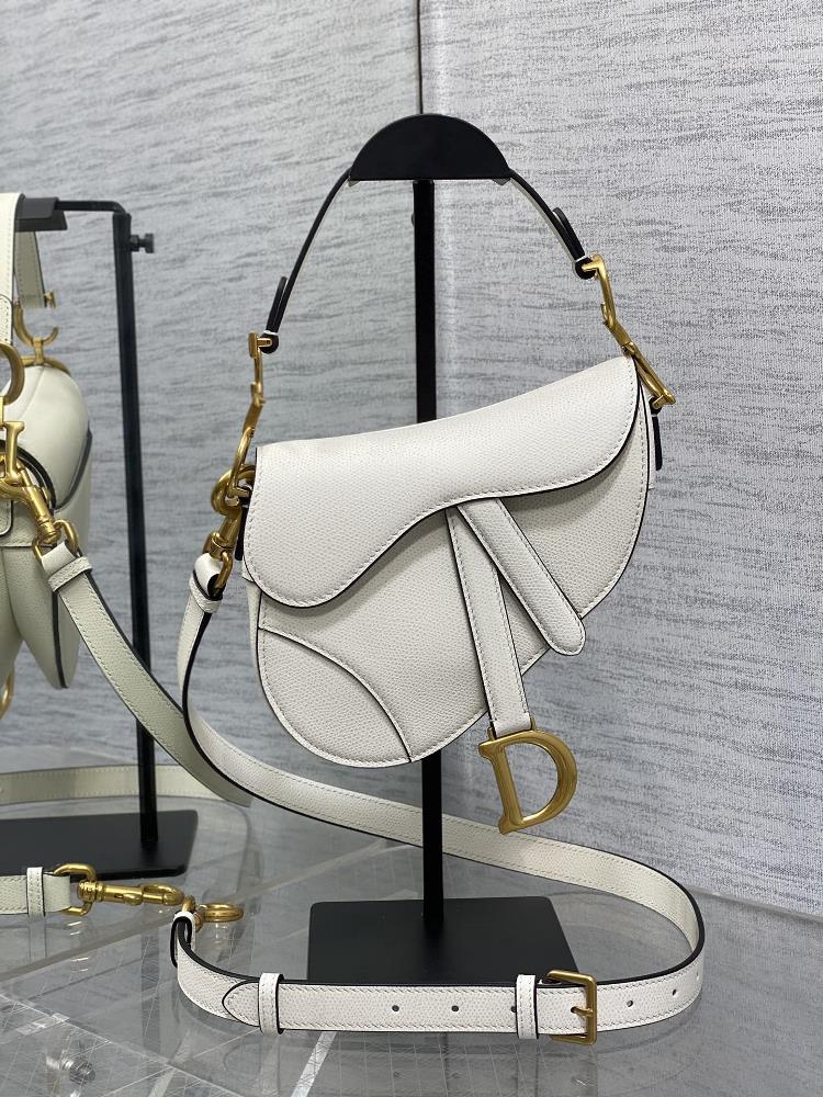 The classic saddle bag with white small shoulder strap is the king of kings with an unshakable position and sweeping the entire fashion circle It is