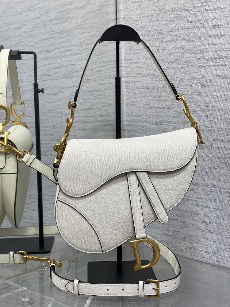 The king of classic saddle bags with white large shoulder straps whose status is unshakable and sweeping the entire fashion circle is still popular