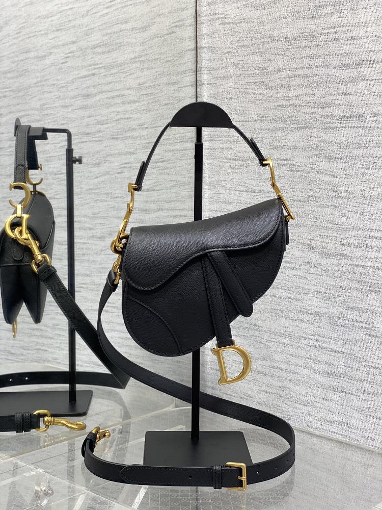 The classic saddle bag with black small shoulder strap is the king of kings with an unshakable position and sweeping the entire fashion circle It is