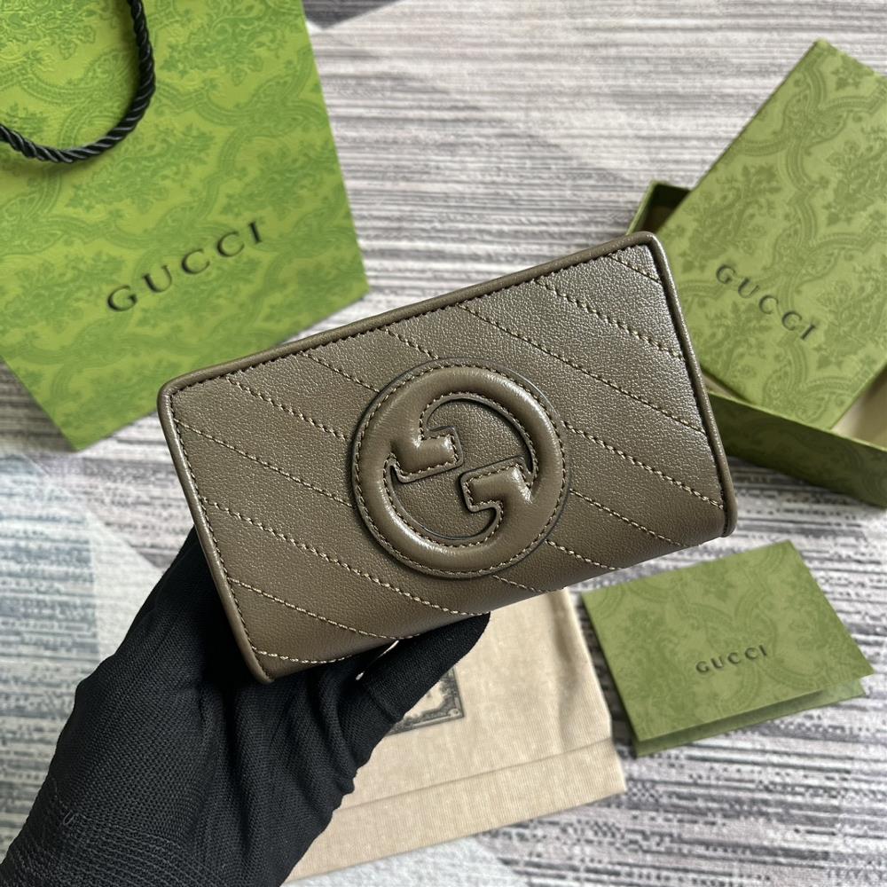 The Gucci Blondie collection comes with a full set of packaging featuring a bold pattern paired with leather in the same color scheme exuding a su