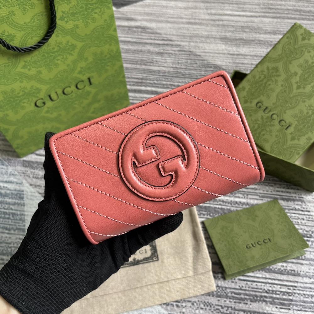 The Gucci Blondie collection comes with a full set of packaging featuring a bold pattern paired with leather in the same color scheme exuding a su