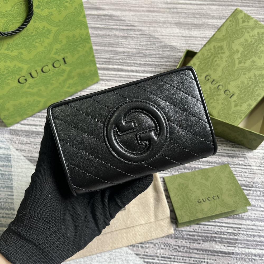 The Gucci Blondie collection comes with a full set of packaging featuring a bold pattern paired with leather in the same color scheme exuding a su