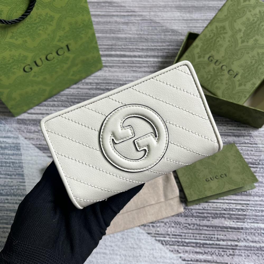 The Gucci Blondie collection comes with a full set of packaging featuring a bold pattern paired with leather in the same color scheme exuding a su