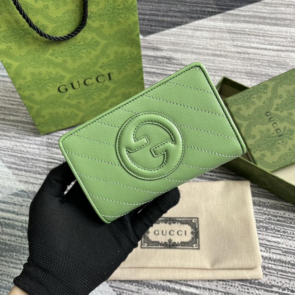 The Gucci Blondie collection comes with a full set of packaging featuring a bold pattern paired with leather in the same color scheme exuding a su