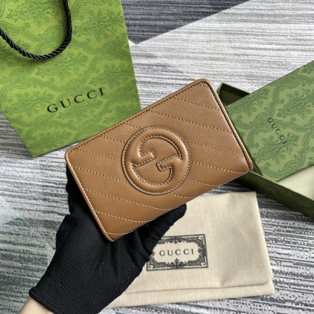 The Gucci Blondie collection comes with a full set of packaging featuring a bold pattern paired with leather in the same color scheme exuding a su