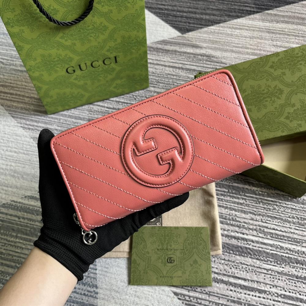 Comes with full packaging Gucci Blondie series zippered wallet The Gucci Blondie collection features a bold pattern paired with leather in the same