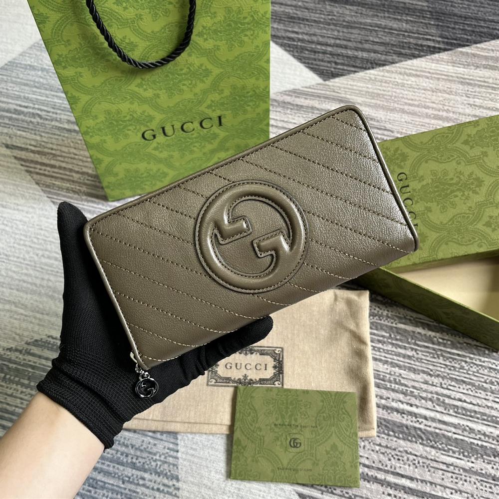 Comes with full packaging Gucci Blondie series zippered wallet The Gucci Blondie collection features a bold pattern paired with leather in the same