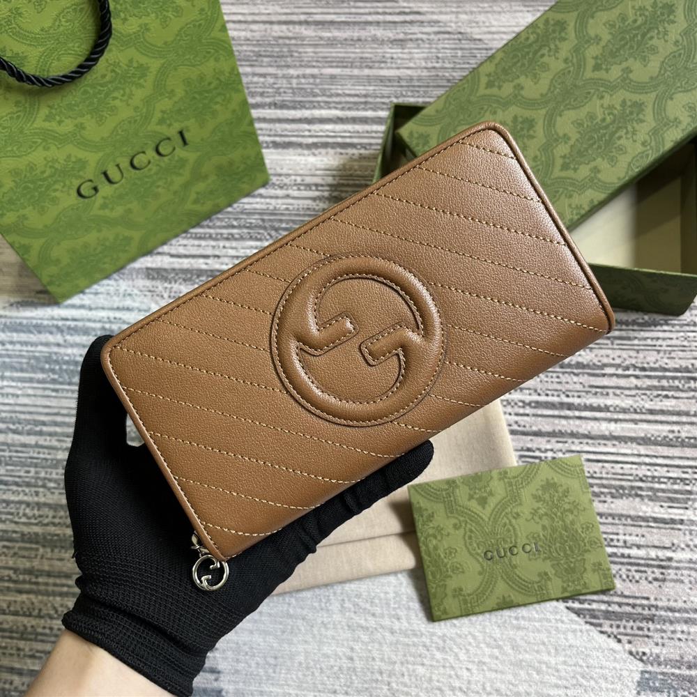 Comes with full packaging Gucci Blondie series zippered wallet The Gucci Blondie collection features a bold pattern paired with leather in the same