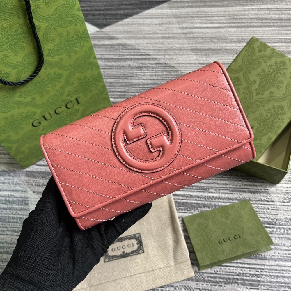 The Gucci Blondie collection comes with a full set of packaging featuring a bold pattern paired with leather in the same color scheme exuding a su