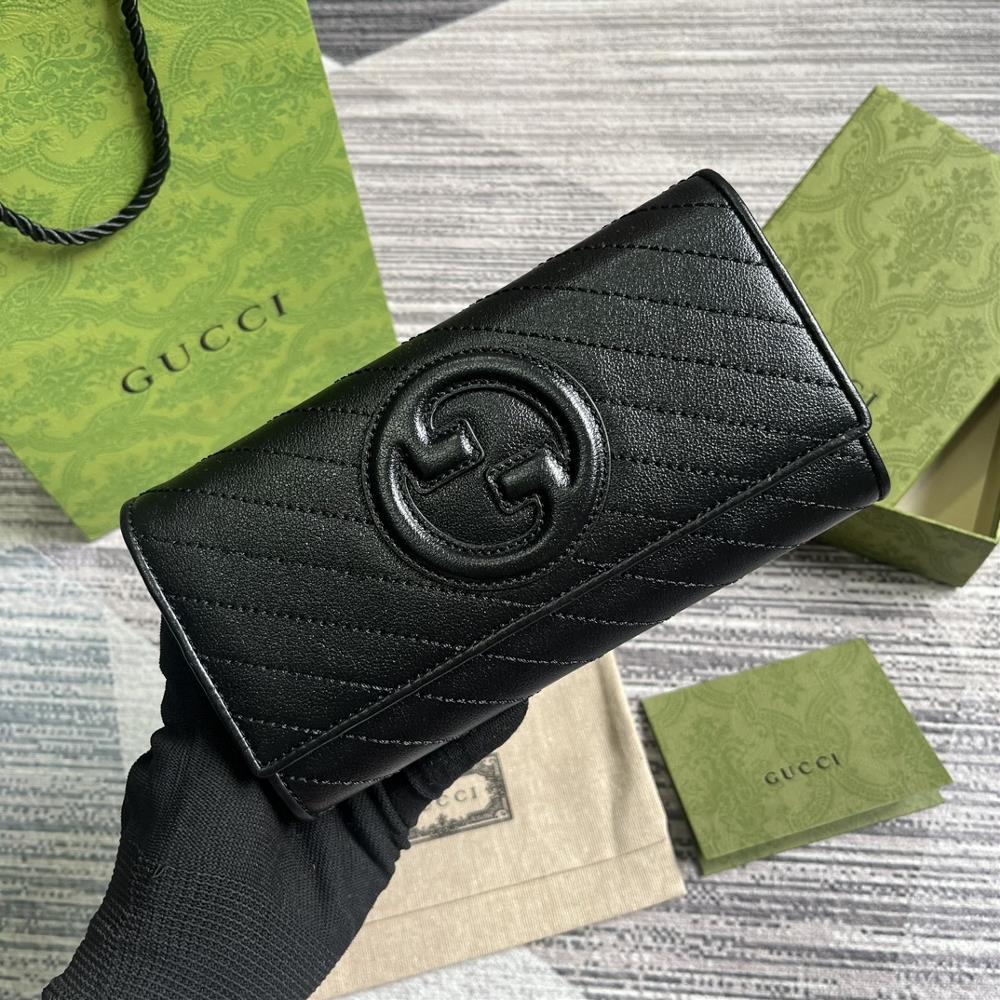 The Gucci Blondie collection comes with a full set of packaging featuring a bold pattern paired with leather in the same color scheme exuding a su