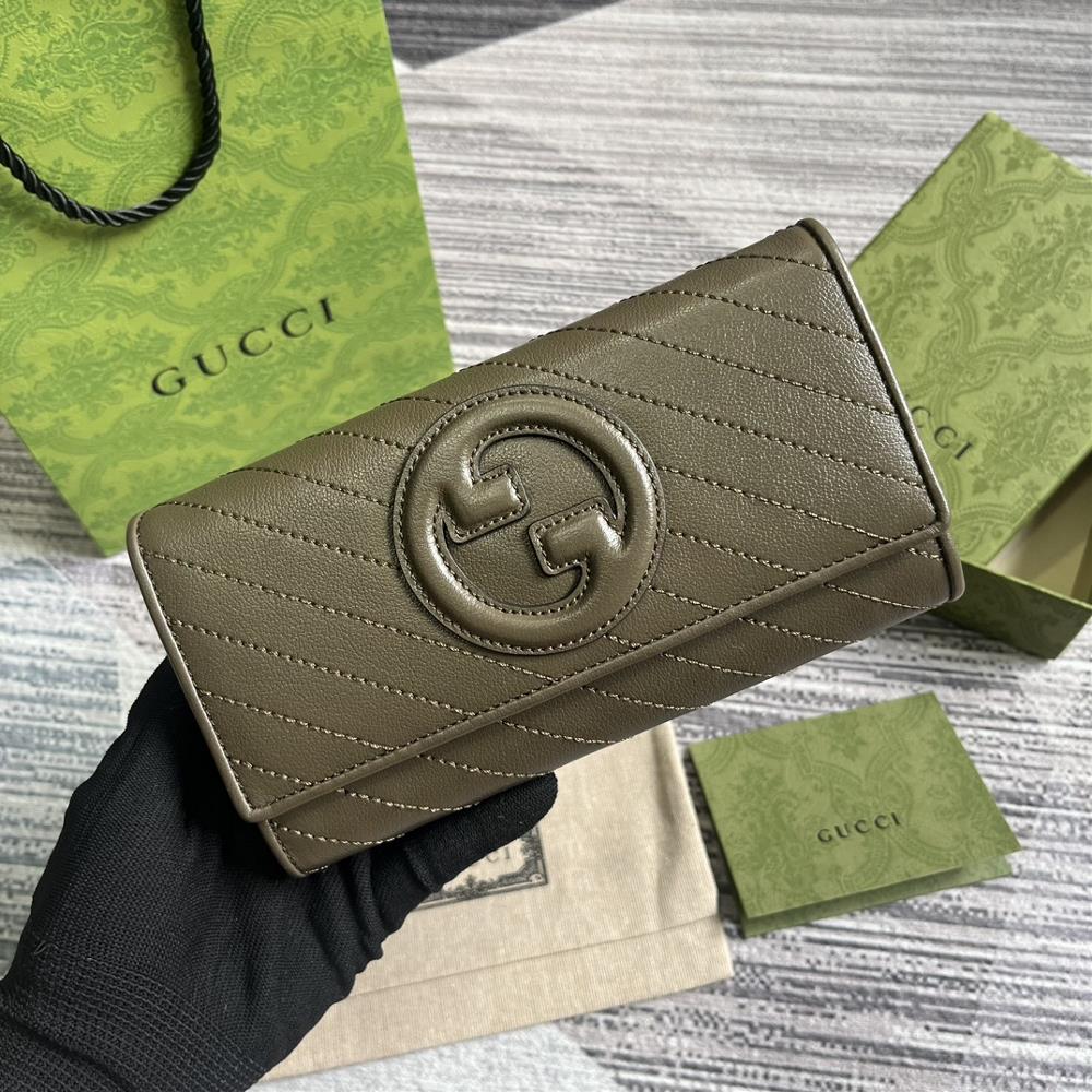 The Gucci Blondie collection comes with a full set of packaging featuring a bold pattern paired with leather in the same color scheme exuding a su