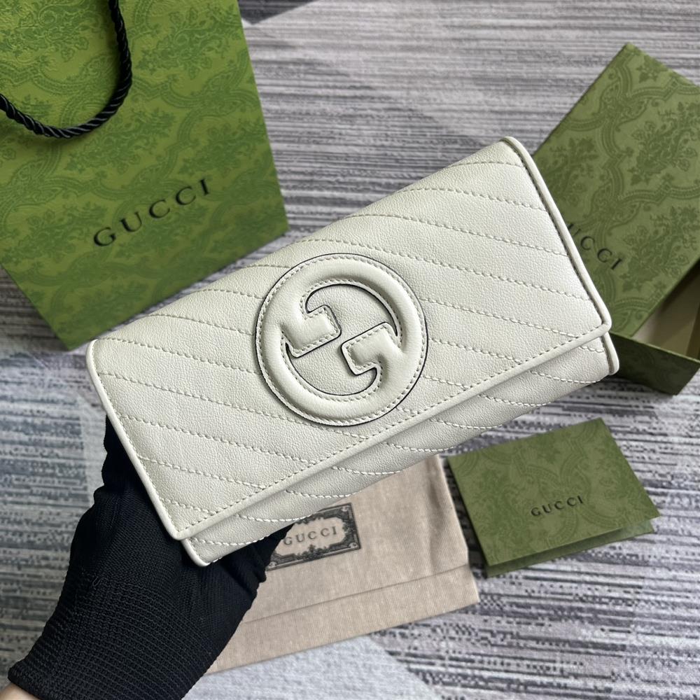 The Gucci Blondie collection comes with a full set of packaging featuring a bold pattern paired with leather in the same color scheme exuding a su