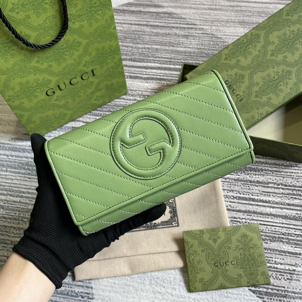 The Gucci Blondie collection comes with a full set of packaging featuring a bold pattern paired with leather in the same color scheme exuding a su