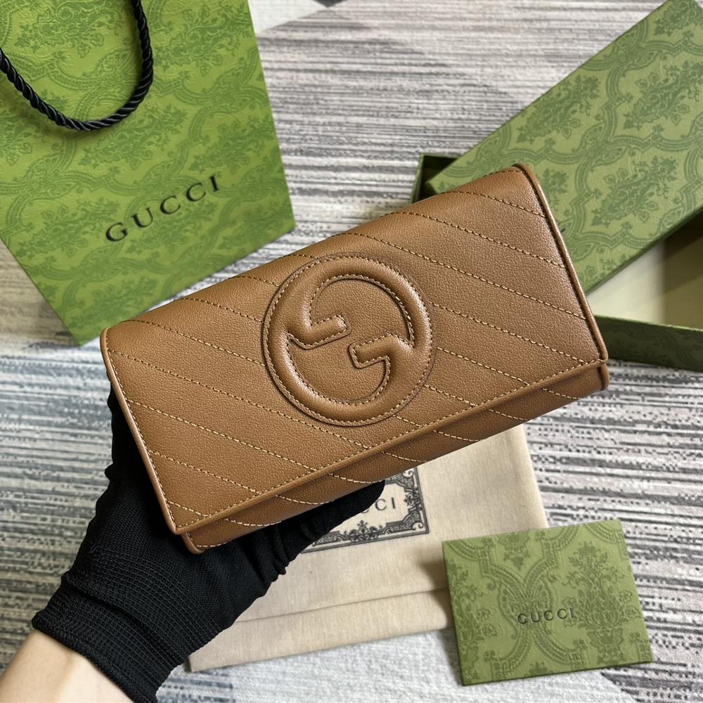 The Gucci Blondie collection comes with a full set of packaging featuring a bold pattern paired with leather in the same color scheme exuding a su