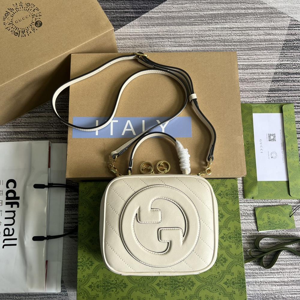 The full set of packaging comes from the brands collection design featuring a circular interlocking double G design that ingeniously interprets th