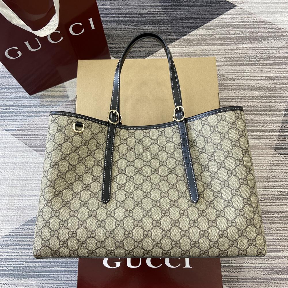 Paired with a complete set of packaging this new shopping bag GG combines the distinctive elements of GG pattern and striped ribbon from two brands