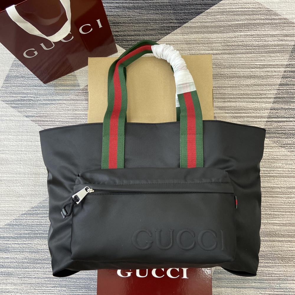 Comes with a gift bag adorned with Gucci logo and a large tote bag at the counterMultiple tote bags will make a dazzling appearance at the 2024 autu