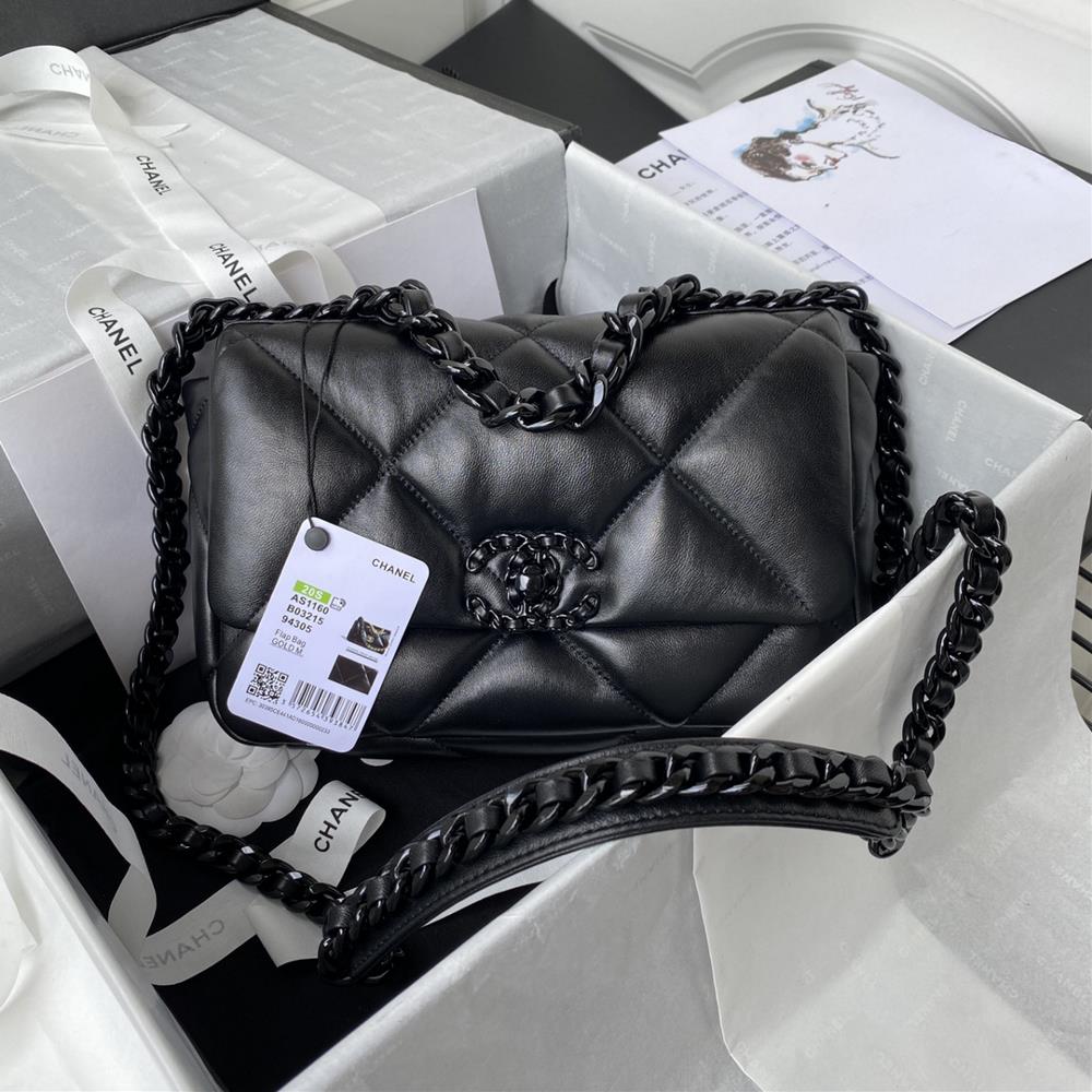 1160Ohanel 21AutumnWinter 19Bag Latest Panda So BlackGun buckleThis bag is a perfect combination of all the classic elements of Xiaoxiang Xiaoxiang