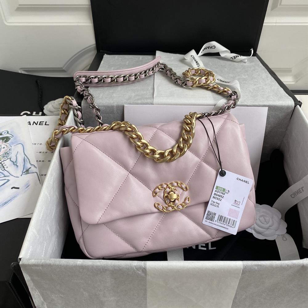 1160 Ohanel AutumnWinter 19Bag combines all classic pillow bagsThis bag was designed by Karl Lagerfeld and the new director Virginie Viard and it is