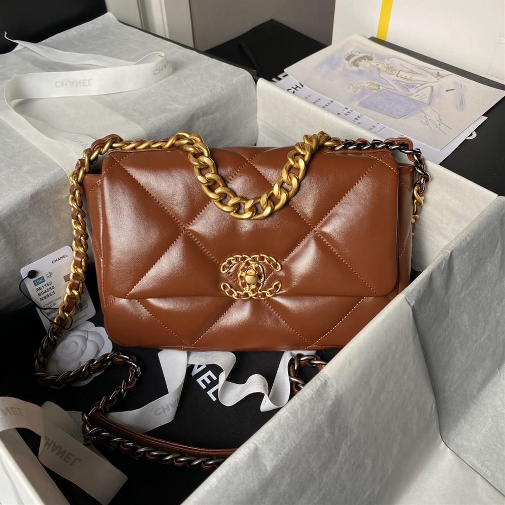 1160 Ohanel AutumnWinter 19Bag combines all classic pillow bagsThis bag was designed by Karl Lagerfeld and the new director Virginie Viard and it is