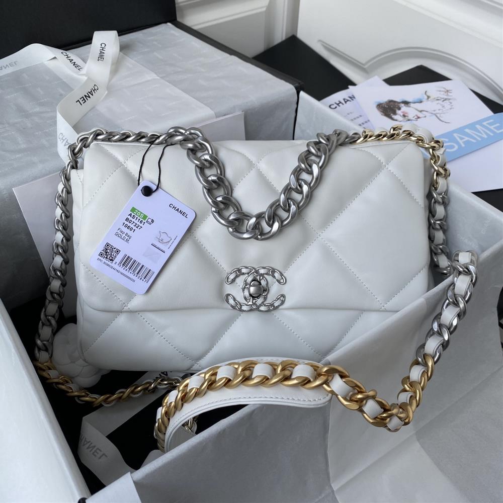 1161 Medium Silver Chain Ohanel AutumnWinter 19Bag combines all classic pillow bagsThis bag was designed by Karl Lagerfeld and the new director Virgi