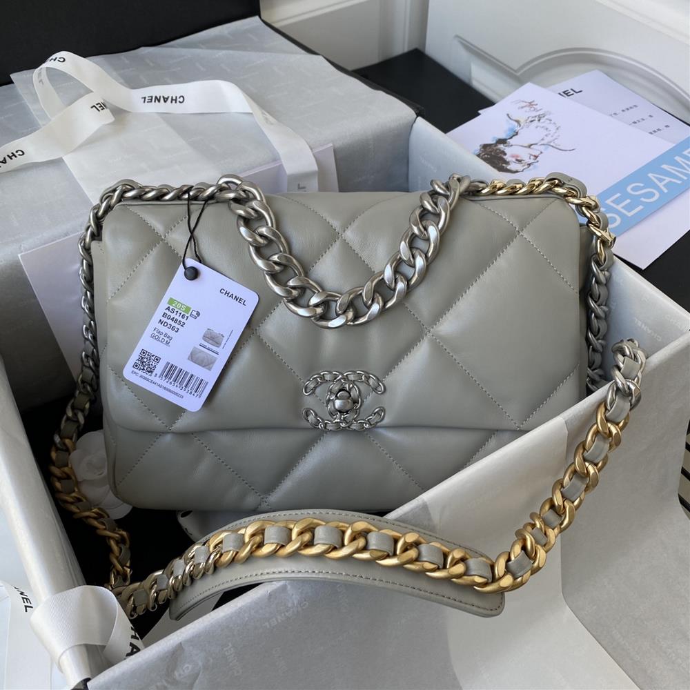 1161 Medium Silver Chain Ohanel AutumnWinter 19Bag combines all classic pillow bagsThis bag was designed by Karl Lagerfeld and the new director Virgi