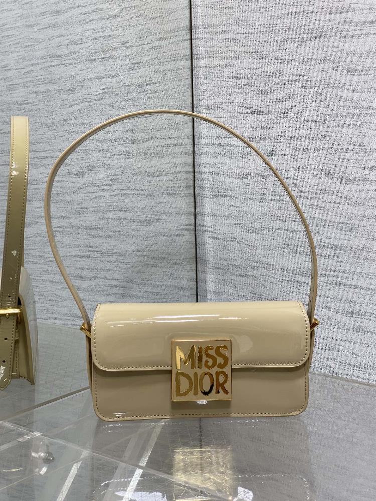 Pink in stockDior AutumnWinter Collection Miss Dior Retro is meticulously crafted with black cowhide featuring a unique letter embossed logo and exq