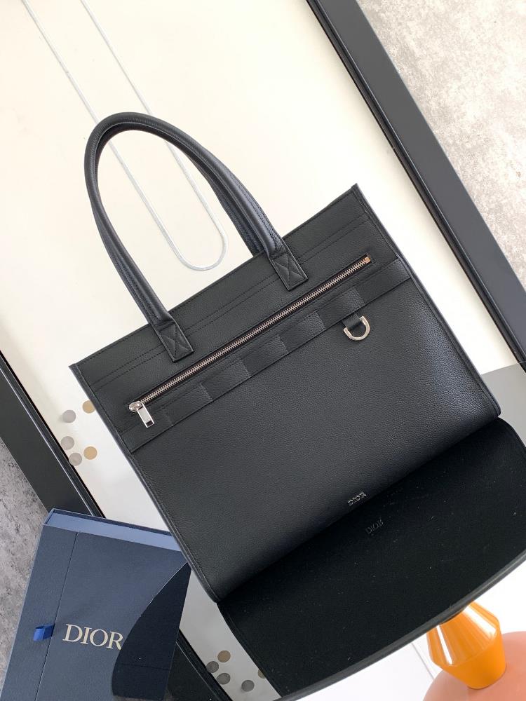 This Safari handbag is a new product for the 2023 autumn season combining elegance and practicality Crafted with black grain cowhide the front is a