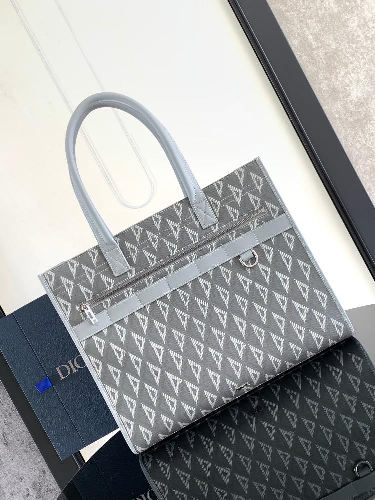 This Safari handbag combines elegance and practicality Crafted with Dior Grey CD Diamond patterned canvas inspired by Dior archives adorned with sm