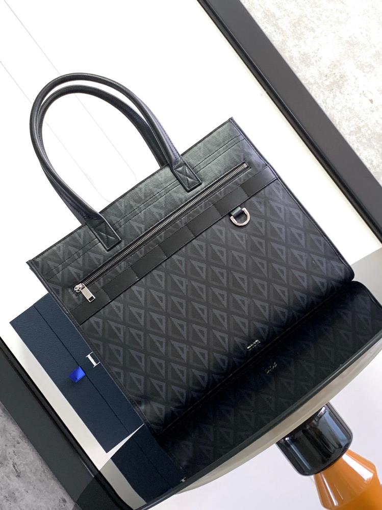 This Safari handbag combines elegance and practicality Crafted with Dior black CD Diamond patterned canvas inspired by Dior archives adorned with s