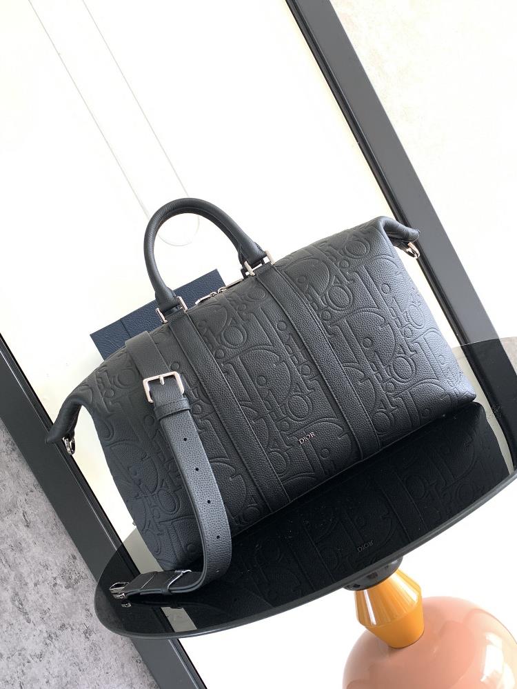 This Weekender 40 handbag features a classic and elegant design The Dior Gravity printed effect leather uses embossing technology to delicately prese