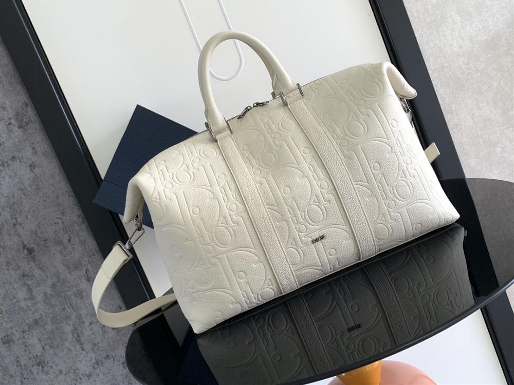 This Weekender 40 handbag features a classic and elegant design The Dior Gravity printed effect leather uses embossing technology to delicately prese