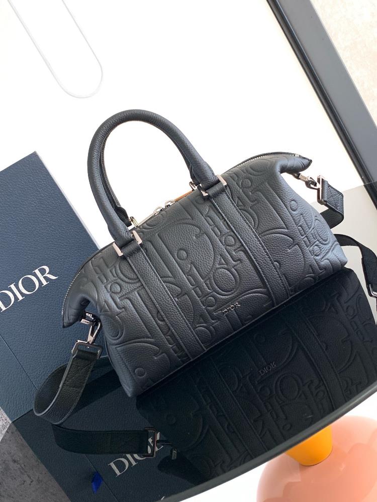 This Weekender 25 handbag features a classic and elegant design The Dior Gravity printed effect leather uses embossing technology to delicately prese