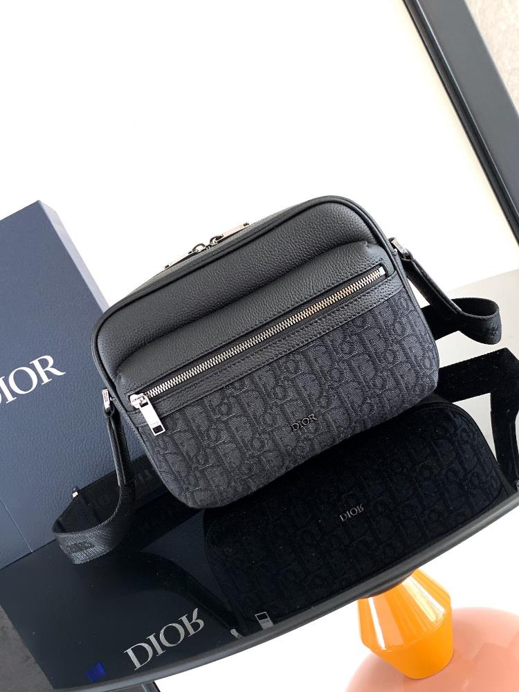 This Rider 20 zippered messenger bag is practical and exquisite making it an ideal item for daily life Crafted with black Oblique printed fabric an