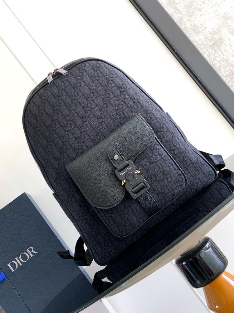 This saddle zipper backpack is a new product of the 2024 winter mens clothing series featuring a stylish original design that highlights the saddle