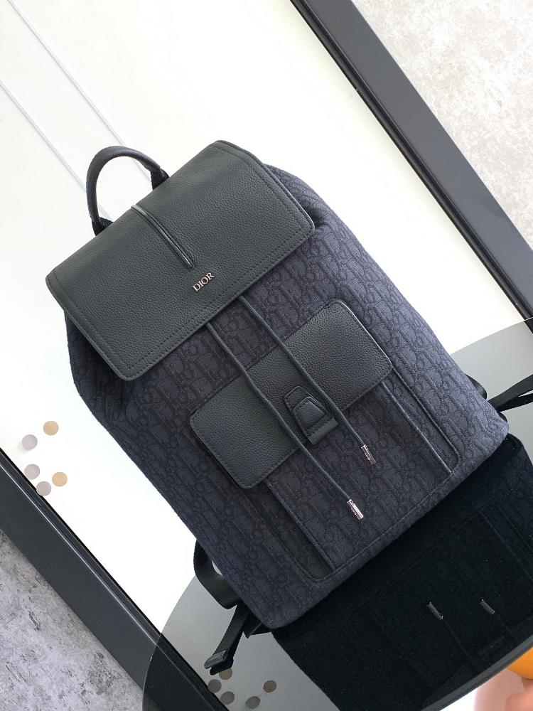 This Motion backpack is exquisite and elegant The design is simple and full of contemporary fashion style Adorned with beige and black Oblique print