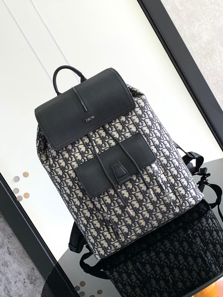 This Motion backpack is exquisite and elegant The design is simple and full of contemporary fashion style Adorned with beige and black Oblique print