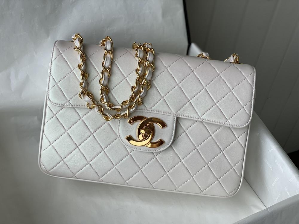 0CHANEL Vintage Collection A088 Single Lid Chain Big Bag Made of vintage metal each bag exudes its own classical charm The King size logo is cute s