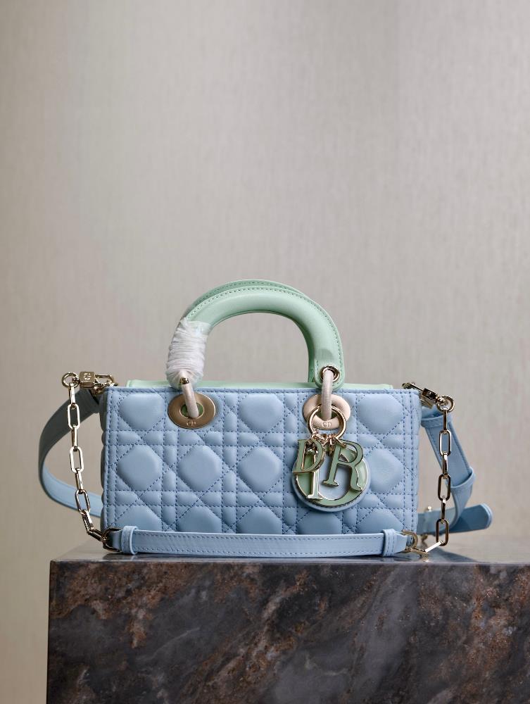 Horizontal version of Princess Diana bag light blue with light green small sizeThe allnew Lady DJoy bag many people should have been attracted by