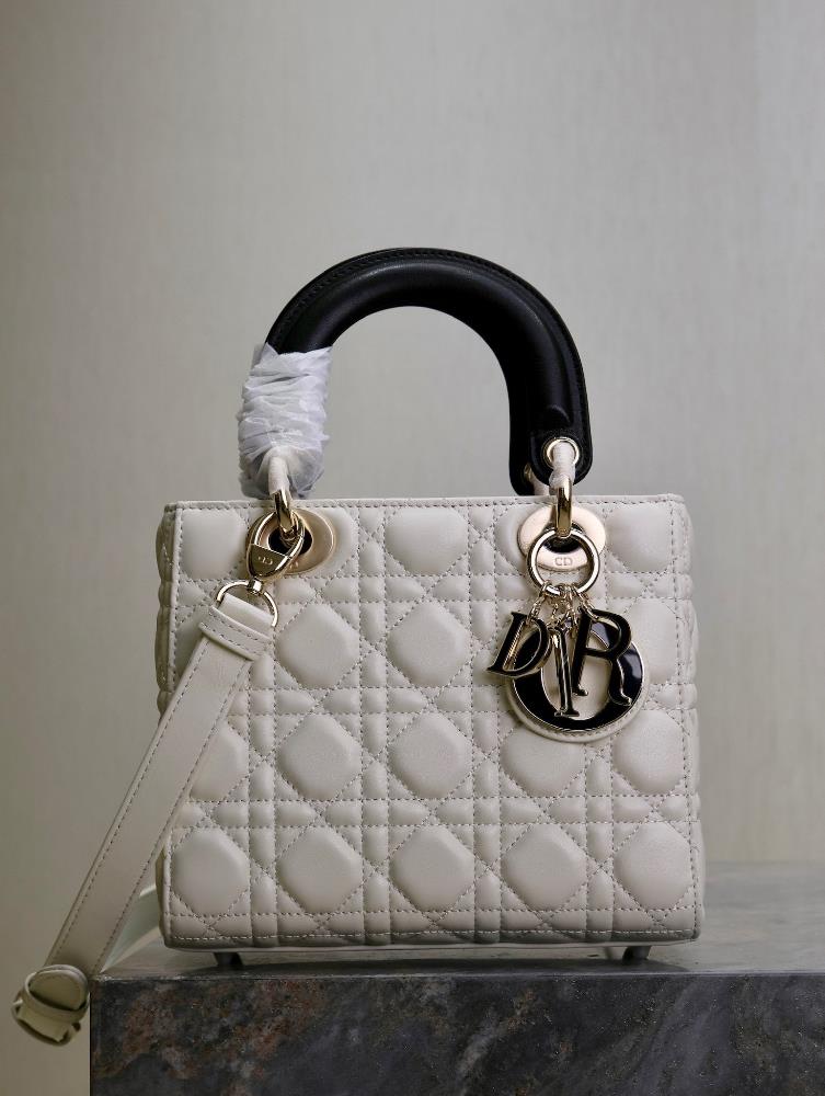 Lady Dior   White against blackFour grid sheepskin adjustable shoulder strapThis handbag embodies Dio rs profound insight into elegance and beauty