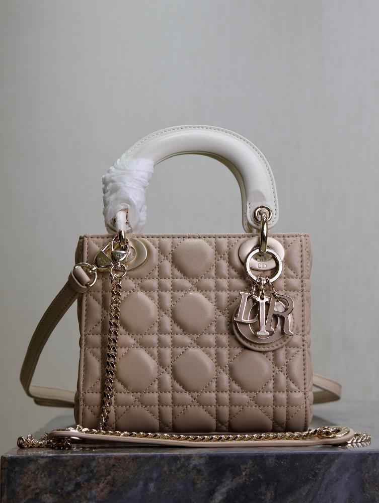 Lady Dior   Apricot mixed with whiteThree grid sheepskin double shoulder strapsThis handbag embodies Dio rs profound insight into elegance and beau